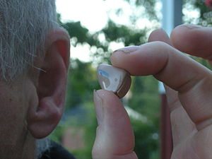 ?esky: Naslouchadlo – instalace do ucha Englis...